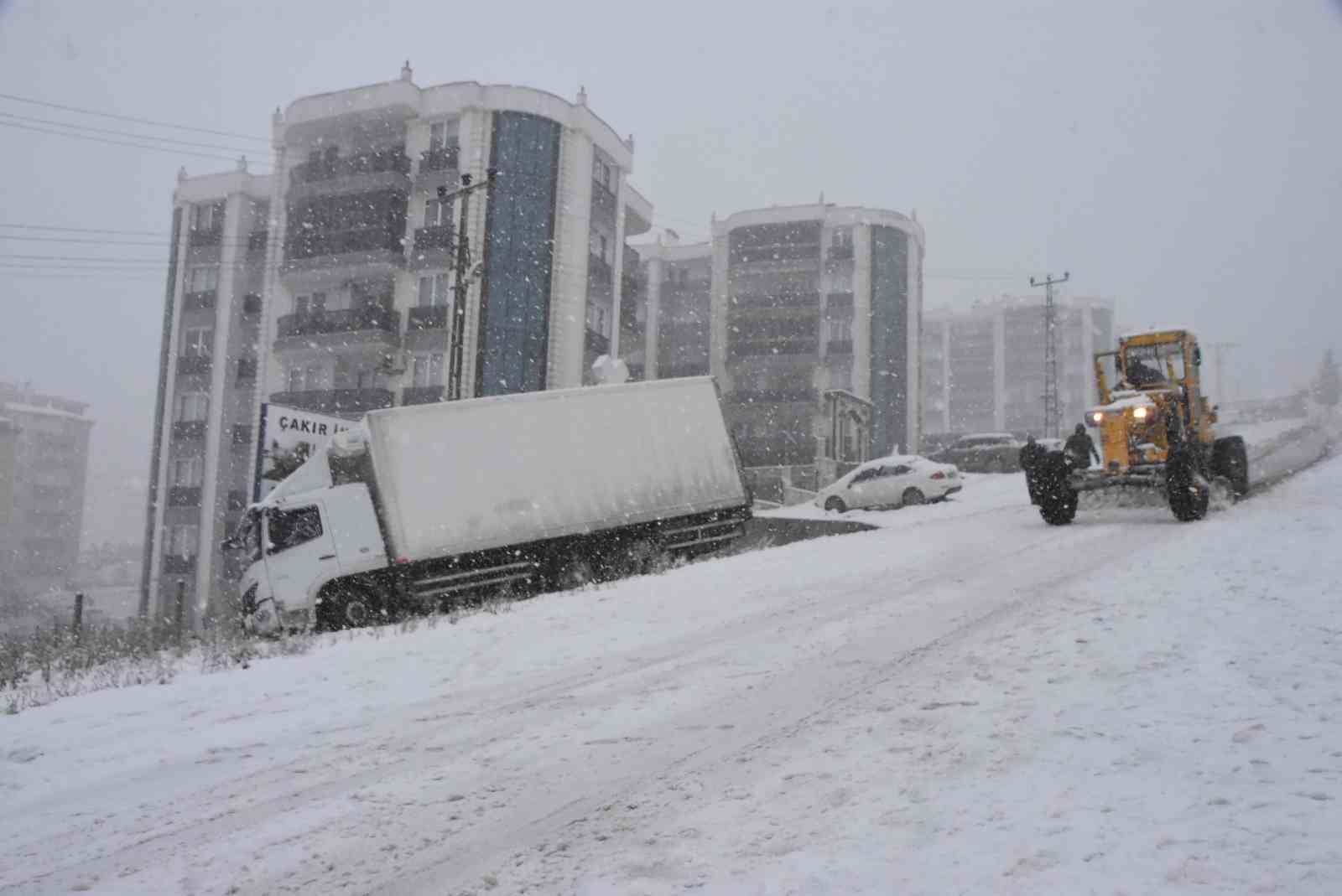 Şarampole düşen kamyon kurtarılmayı bekliyor
